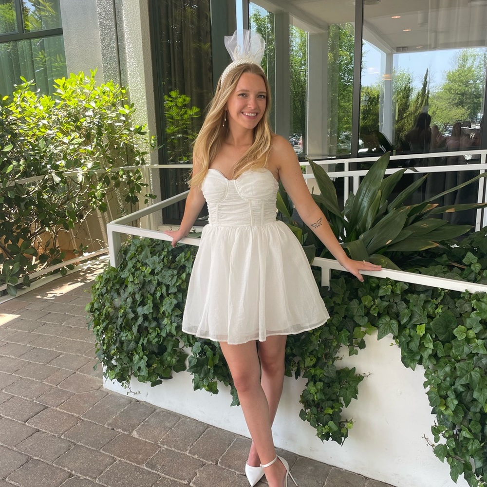 Elegant White Strapless Dress